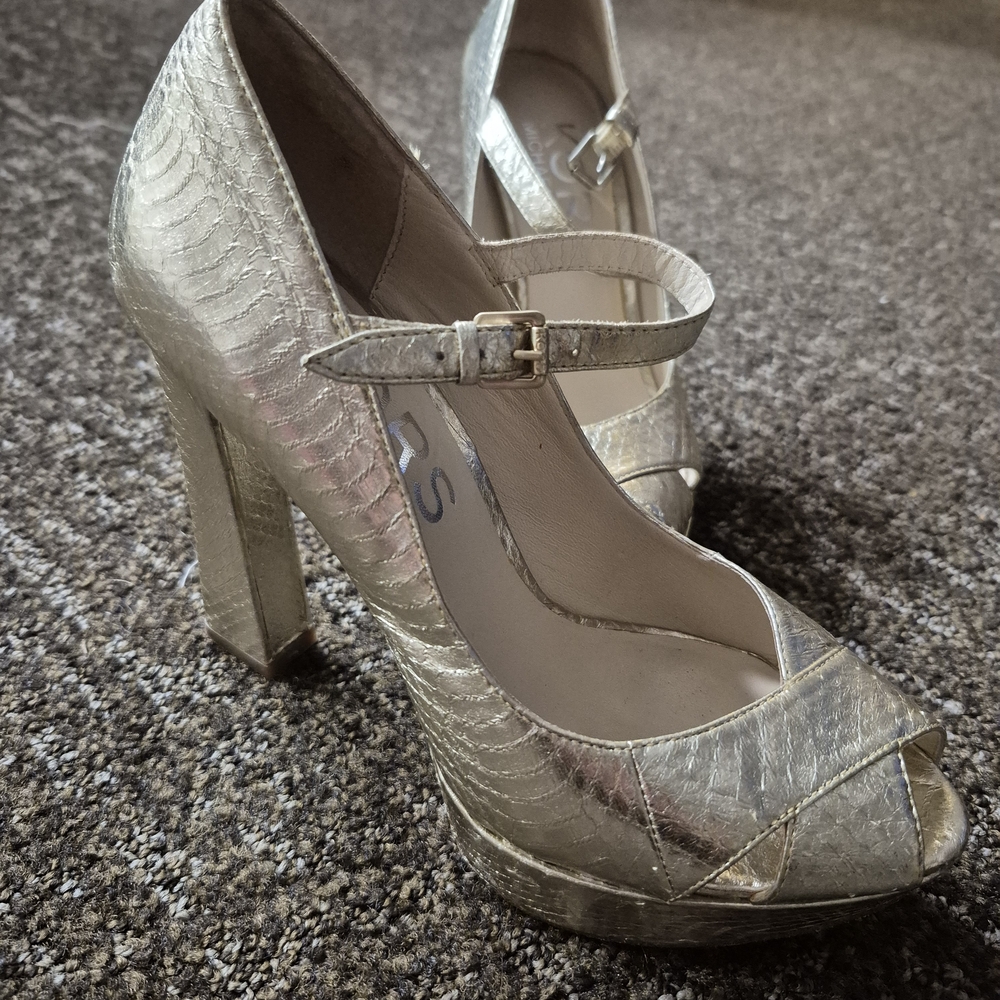 Michael Kors Gold Textured Heels